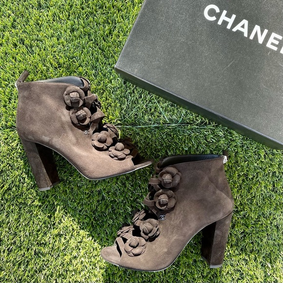 NWT! CHANEL Black Suede Camellia Flower CC Logo Short Boots - Picture 2 of 4